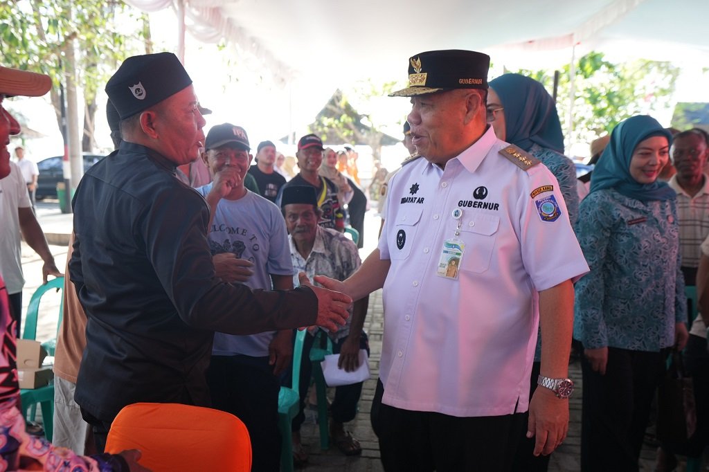 Gubernur Hidayat Arsani Edukasi Nelayan Babel soal Life Jacket dan Mitigasi Bencana Laut. (Foto: doc. Humas Diskominfo Babel)