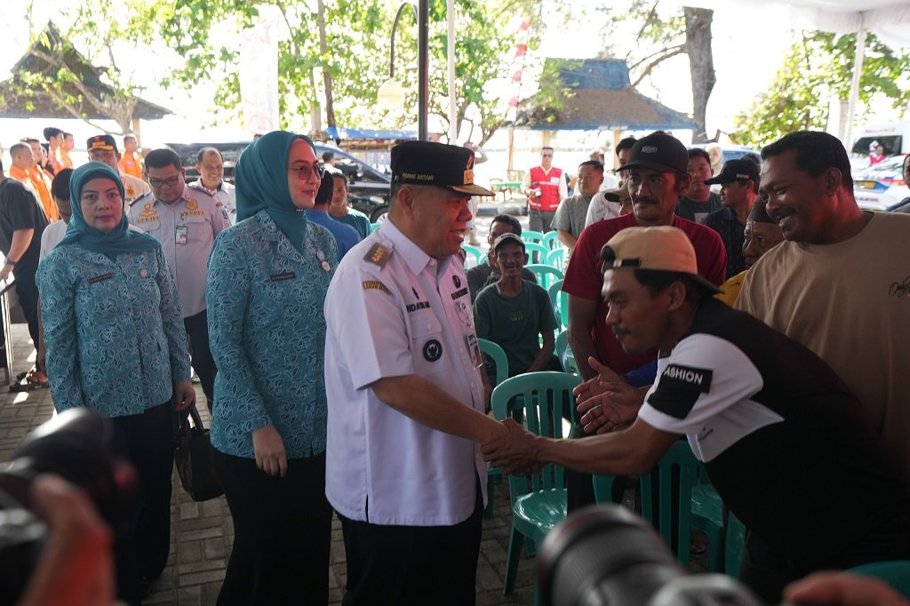 Nelayan Babel Dapat Life Jacket Gratis, Gubernur Hidayat Arsani Gaungkan Keselamatan Laut. (Foto: doc. Humas Diskominfo Babel)