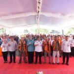 Pasang Life Jacket ke Nelayan, Gubernur Babel Hidayat Arsani Tekankan Budaya Siaga Bencana. (Foto: doc. Humas Diskominfo Babel)