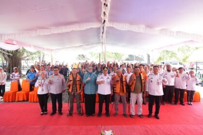 Pasang Life Jacket ke Nelayan, Gubernur Babel Hidayat Arsani Tekankan Budaya Siaga Bencana. (Foto: doc. Humas Diskominfo Babel)