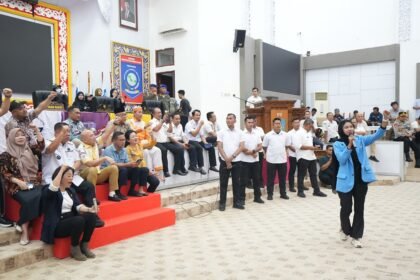 Aksi Mahasiswa UBB di DPRD Babel, Gubernur Hidayat Arsani Tunjukkan Komitmen Nyata untuk Pendidikan dan Buruh. (Foto: doc. Humas Diskominfo Babel)