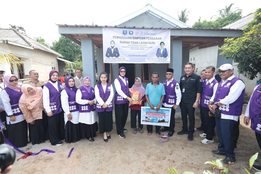 Ketua Tim Pembina Pos Pelayanan Terpadu (TP-Posyandu) Provinsi Babel, Noni Hidayat Serahkan Bantuan Renovasi Rutilahu untuk Warga Tempilang. (Foto: doc. Humas Diskominfo Babel)