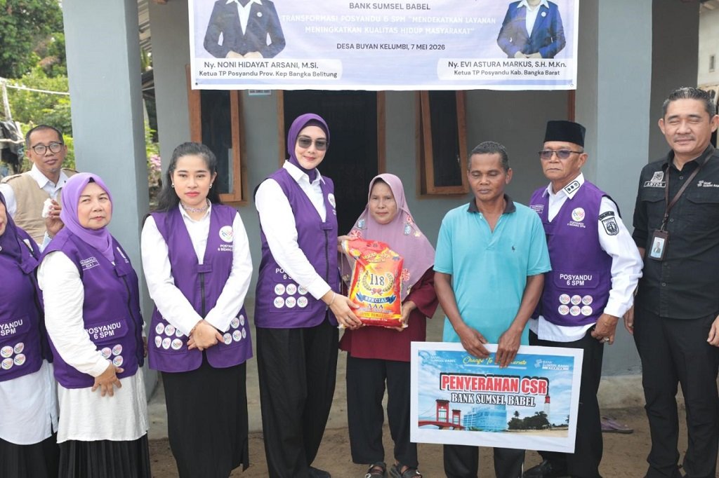 Rumah Warga Tempilang Akan Dibedah, Ketua TP-Posyandu Provinsi Babel Noni Hidayat Serahkan Bantuan Rutilahu.  (Foto: doc. Humas Diskominfo Babel)
