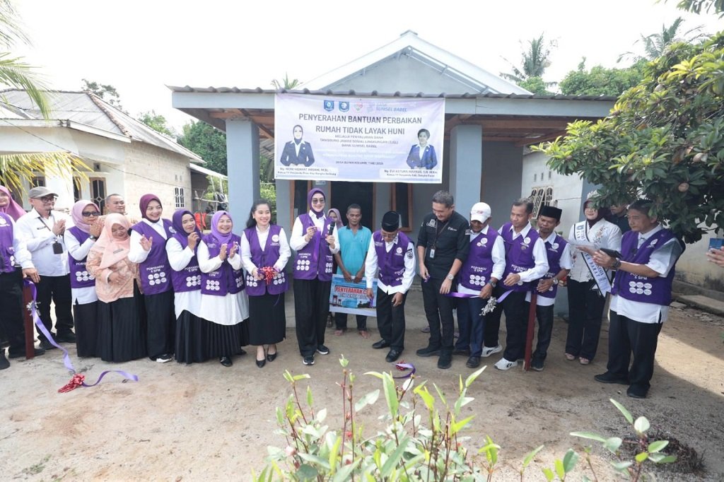 Ketua TP-Posyandu Provinsi Babel Noni Hidayat Bantu Renovasi Rumah Tak Layak Huni di Tempilang, Ini Harapannya. (Foto: doc. Humas Diskominfo Babel)