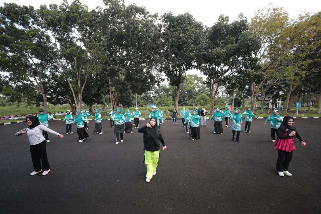 Gelar Senam BERANI, Ketua TP PKK Kepulauan Bangka Belitung (Babel), Noni Hidayat Dorong PKK Babel Aktif Sebarkan Gaya Hidup Sehat. (Foto: doc. Humas Diskominfo Babel)