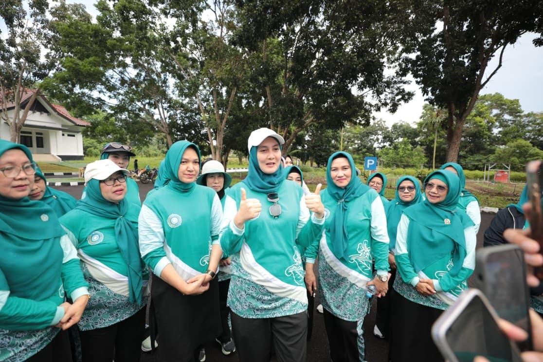 Antusias Warga Tinggi, Senam BERANI Bersama Ketua TP PKK Babel, Noni Hidayat Gaungkan Hidup Sehat. (Foto: doc. Humas Diskominfo Babel)