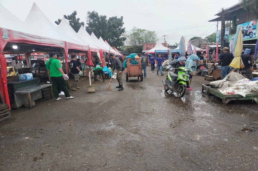 Gotong Royong Jumat Asri Jadi Sorotan, Kebersihan Pasar Pagi Kota Pangkalpinang Ditingkatkan(Foto: doc. Humas Diskominfo Pkp)