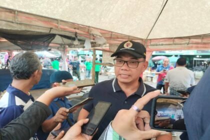 Sekretaris Daerah (Sekda) Kota Pangkalpinang, Mie Go saat Gotong Royong Jumat Asri Fokus Bersihkan Saluran dan Area Pasar Pagi. (Foto: doc. Humas Diskominfo Pkp)