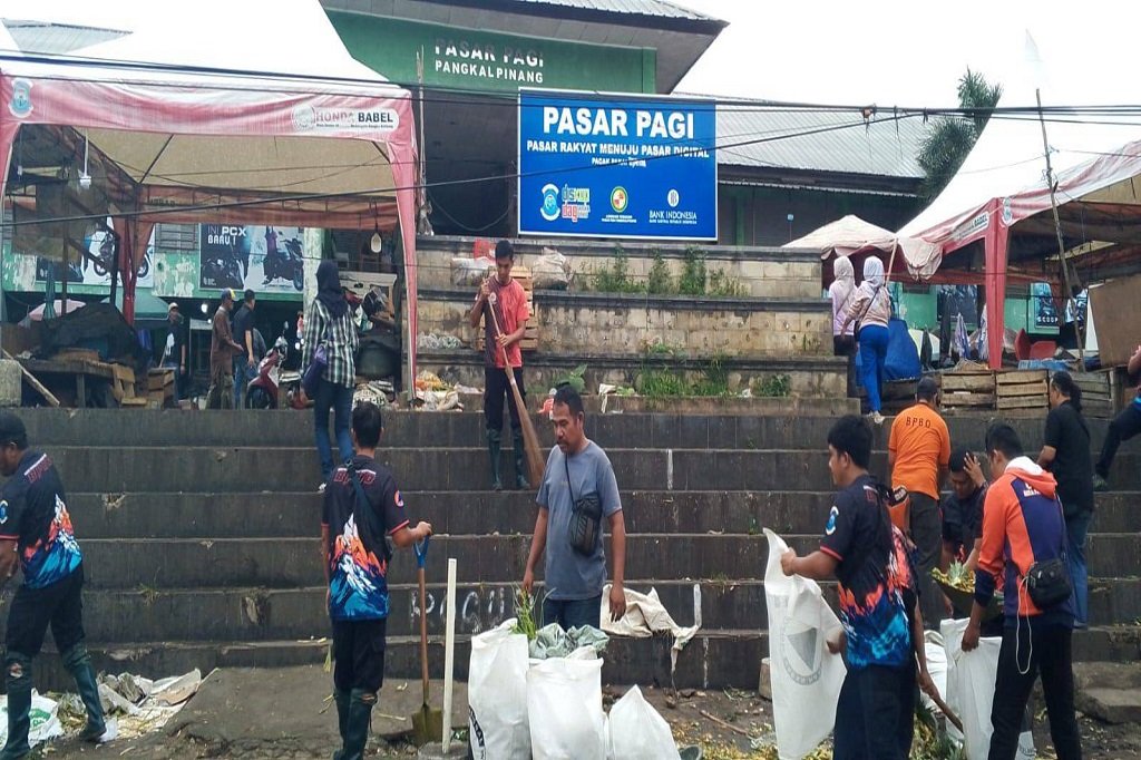 Aksi Bersih-Bersih Jumat Asri, Area Pasar Pagi di Kota Pangkalpinang Jadi Fokus Utama. (Foto: doc. Humas Diskominfo Pkp)