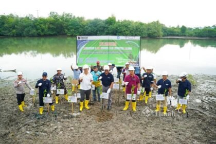 Aksi Hijau Bersama Pemkab Bangka, PT TIMAH Tbk Tanam Pohon di Kolong AKHLAK Air Kantung. (Foto: doc. Humas PT Timah Tbk)